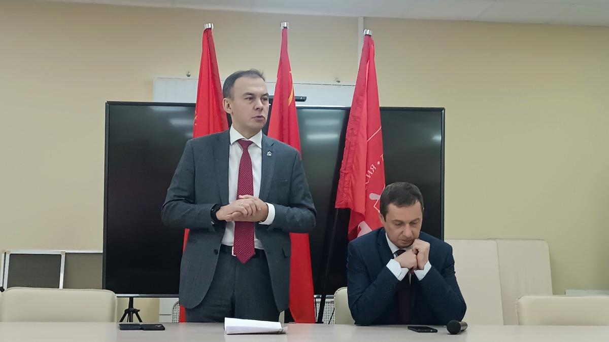 Первый замглавы ЦК КПРФ Юрий Афонин (слева) и первый секретарь горкома КПРФ, руководитель коммунистов в Закcобрании Петербурга Роман Кононенко (справа). Фото: Катерина Иванова / MR7