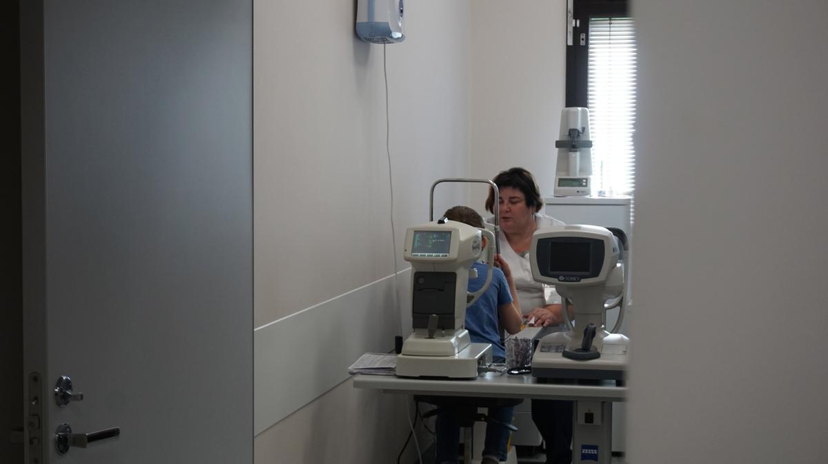 Олег на обследовании в центре «Микрохирургии глаза». Фото: Дарья Дмитриева / MR7