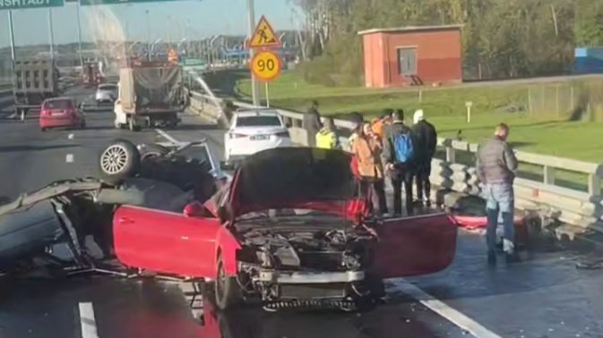 Четырёхкилометровая пробка образовалась на КАД в Левашово из-за аварии утром 29 сентября