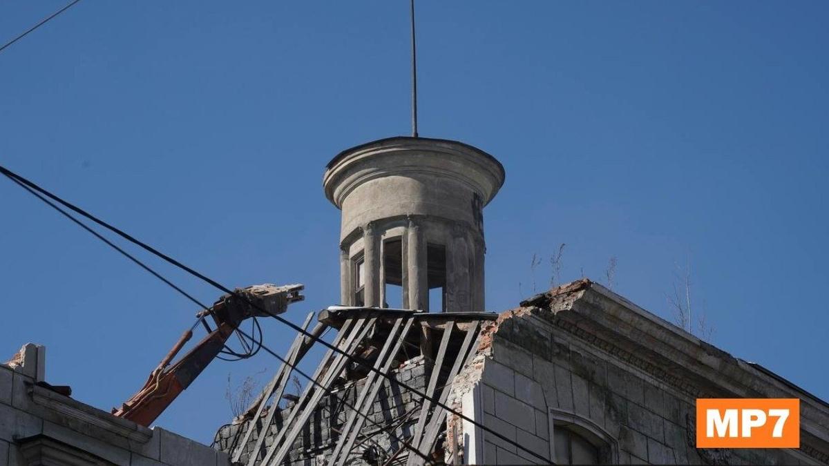 Начался снос здания НИЦ РВиА на Хрустальной улице