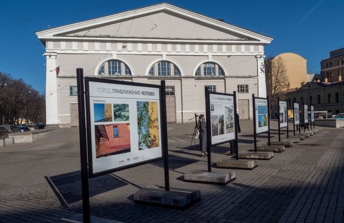 На площади у «Манежа» открылась выставка фотографий подопечных «Ночлежки»