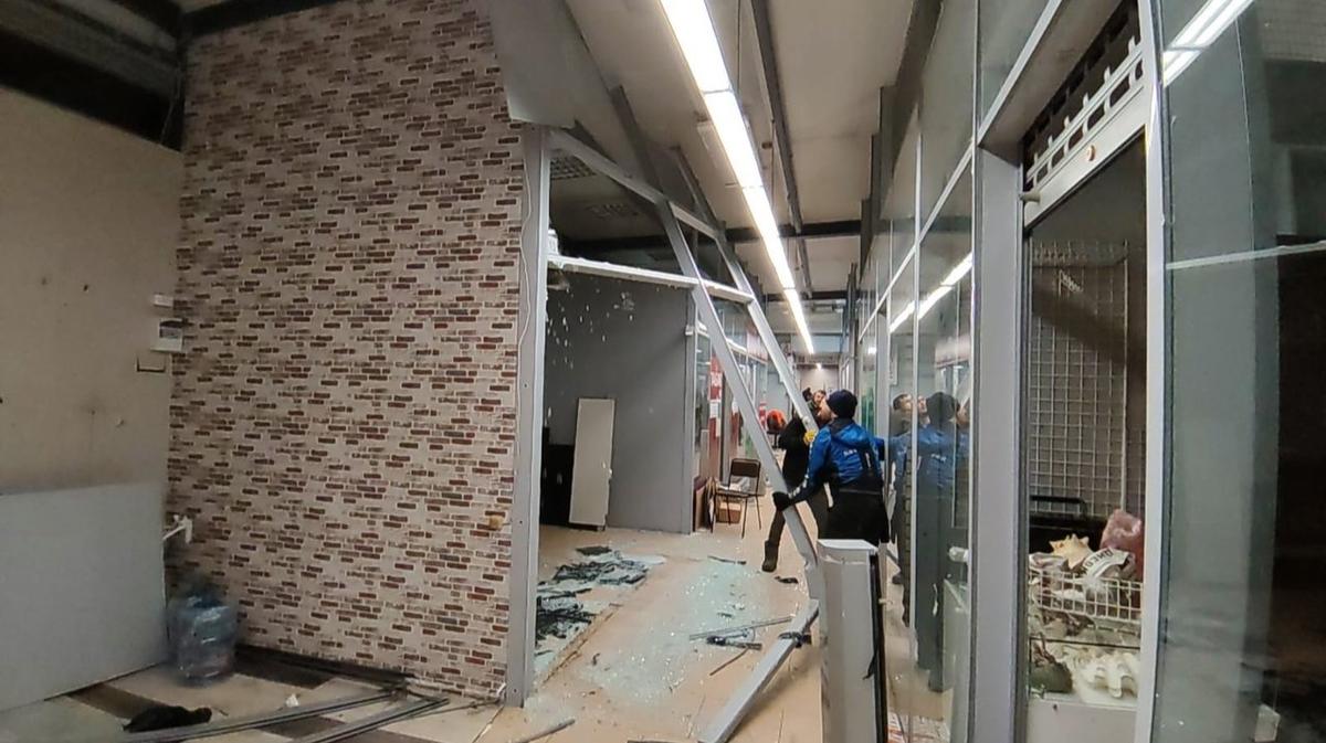 На севере Петербурга демонтируют крупный незаконный торговый павильон