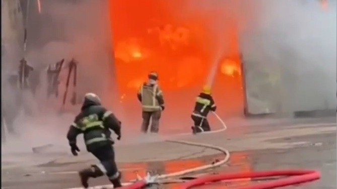 После пожара на Волхонском шоссе Роспотребнадзор не нашёл опасности в воздухе