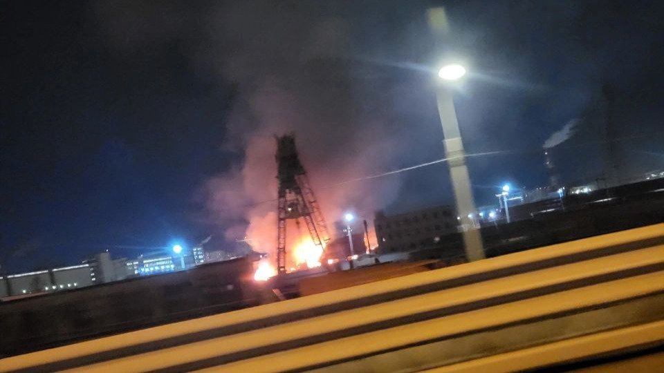 На Предпортовой улице тушат ангар по повышенному номеру сложности 1БИС