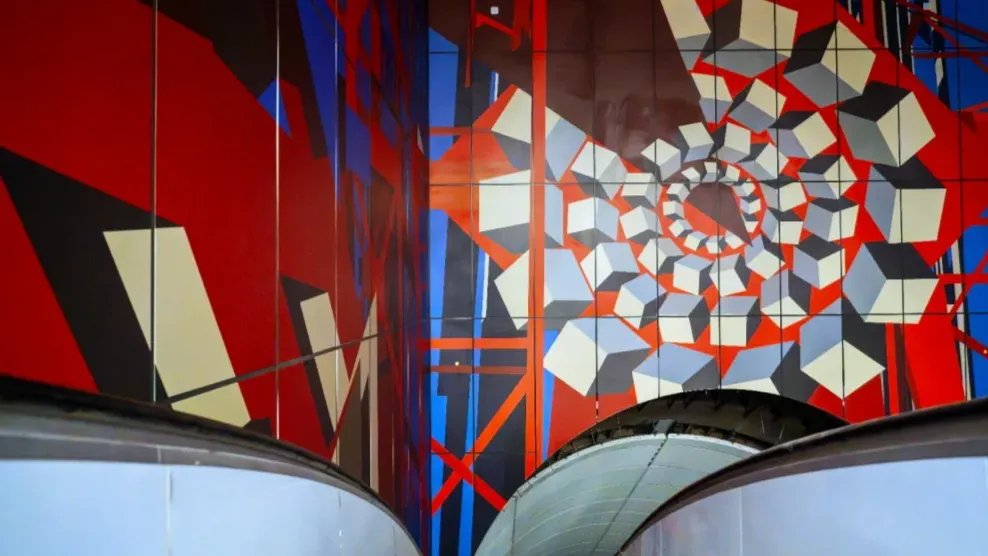 Панно в вестибюле «Путиловской». Фото: Смольный