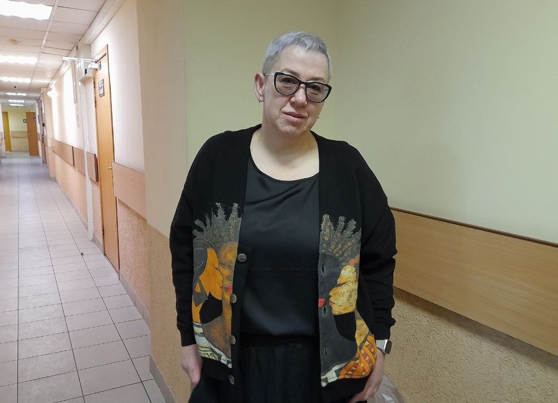Психолог Вероника Константинова в коридоре суда. Фото: Анна Мотовилова / MR7
