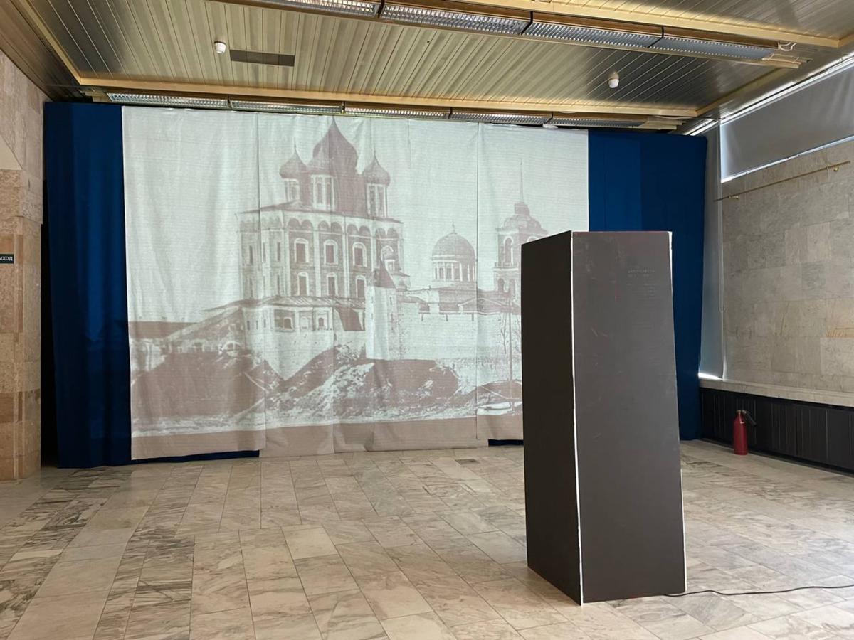 Центральная часть выставки — проектор с фотографиями. Всего около 10 слайдов — города, которые посетили Рерихи. Фото: Дарья Дмитриева / MR7