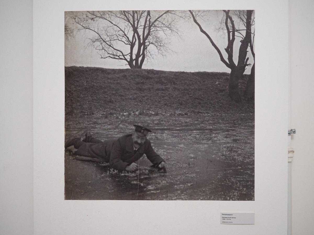 «Поскользнулся», неизвестный автор 1900-1910-е. Фото с выставки: Дмитрий Абрамов / MR7