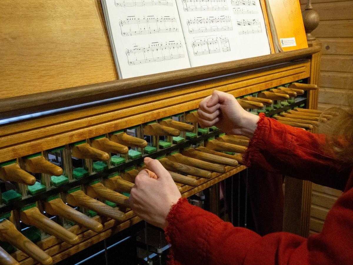 На клавиши нужно не жать пальцами, а давить кулаком. У карильона даже есть деление на белые и чёрные клавиши, как у фортепиано. Все серьёзно. Фото: Дмитрий Абрамов / MR7