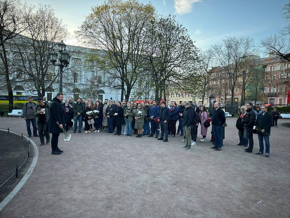 Акция, которую провели сторонники «Общество. Будущее» и читатели «Листвы». Фото: Telegram-канал « Листва: Петербург ».