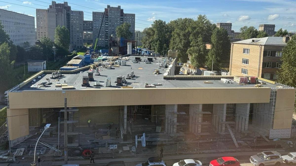 Вестибюль «Путиловской» застекляют и готовят к работам по облицовке