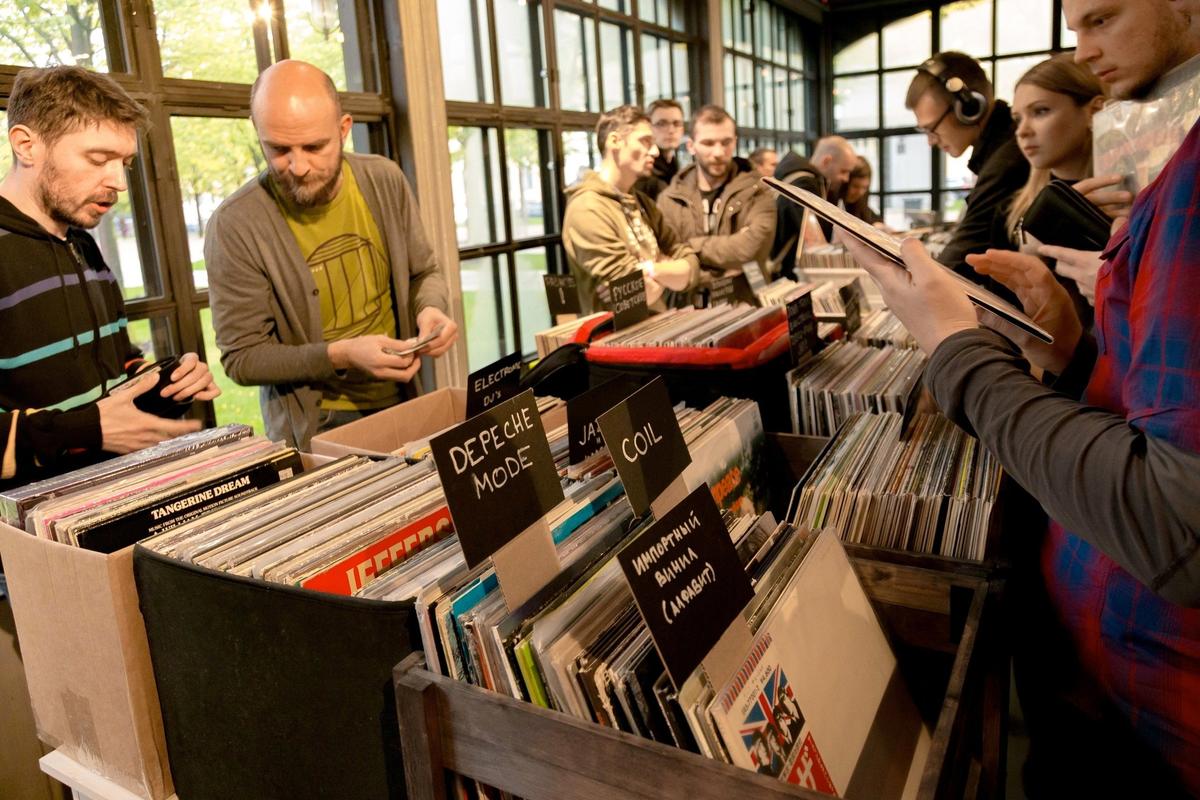 Коллекционеры собираются продать виниловые пластинки из разных эпох. Фото: соцсети «Винил мне мил»