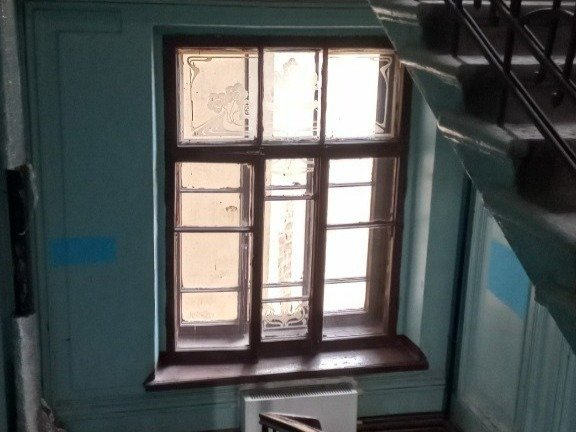 Оконный проём парадной лестницы на Бронницкой, 19. Фото: Сергей Неткач