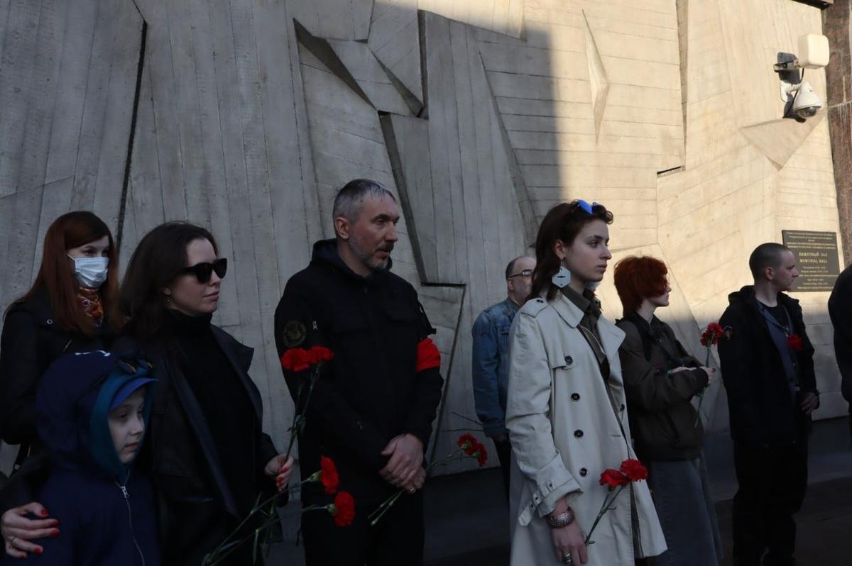 На акцию другоросов также пришел военкор проекта WarGonzo Дмитрий Селезнёв. Фото: Telegram-канал « ЛЕНИНГРИБ »