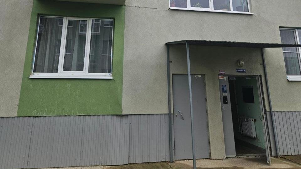 «Дом продолжает сыпаться и падать» — в Невской Дубровке ждут расселения из ЖК экс-компании вице-спикера ЗакСа