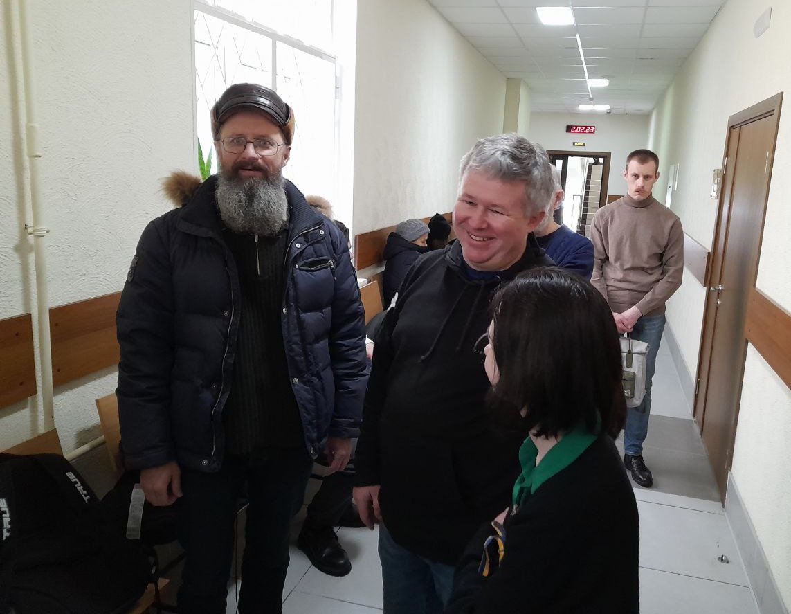 Предприниматель Дмитрий Скурихин (слева) в коридоре Кировского районного суда. Фото: Анна Мотовилова / MR7