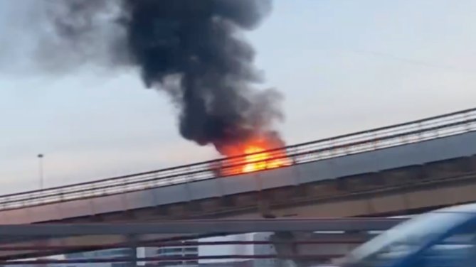 На съезде с КАД на Пулковское шоссе загорелся автомобиль