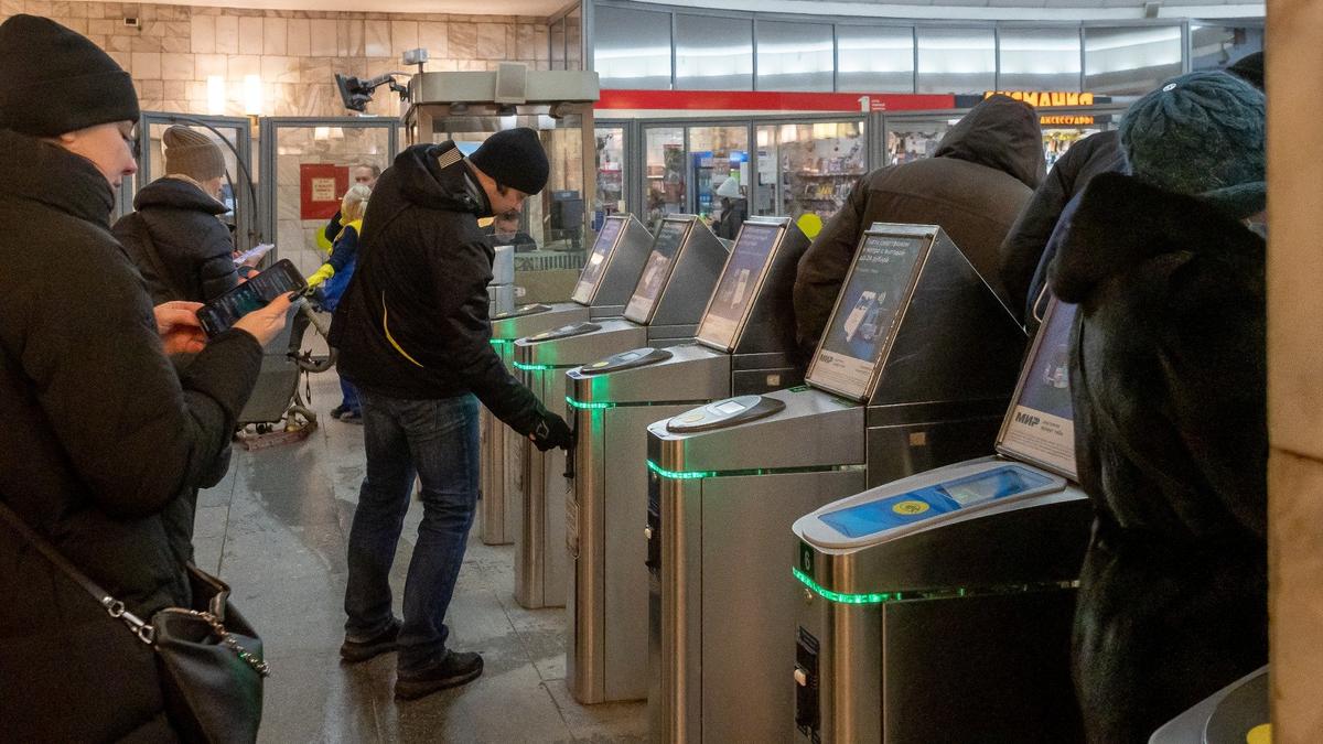 Улыбаемся и платим: чего ждать от технологии FacePay, которая может заработать в метро Петербурга