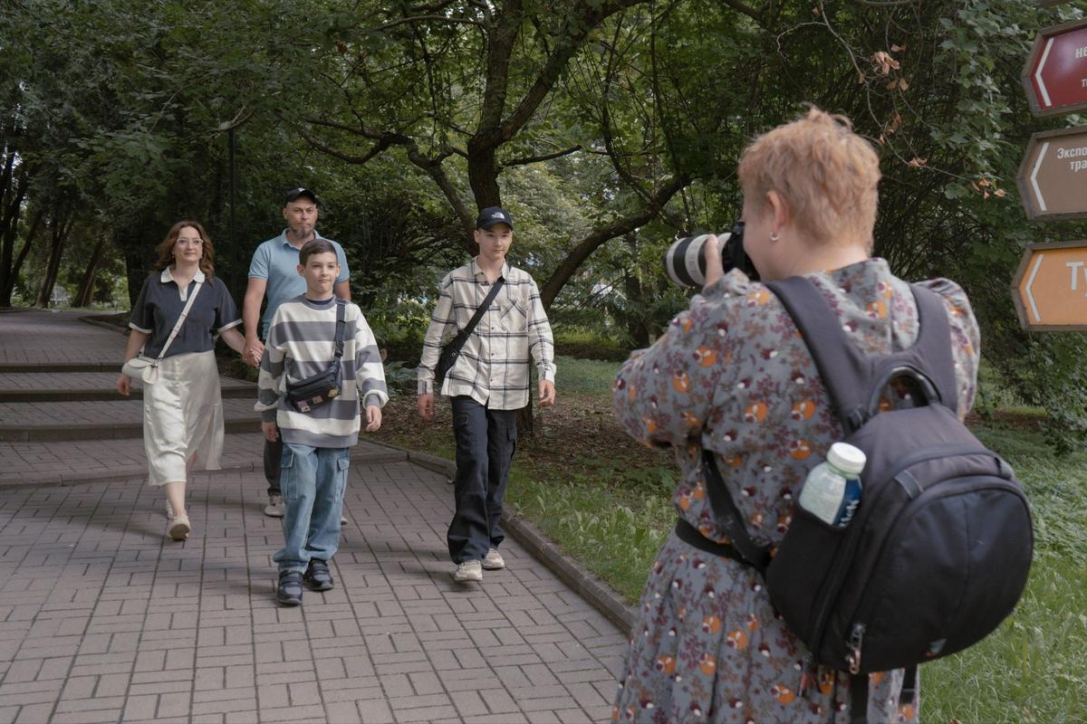 Элина с семьёй и фотографом на прогулке. Фото: Юлия Мурашова