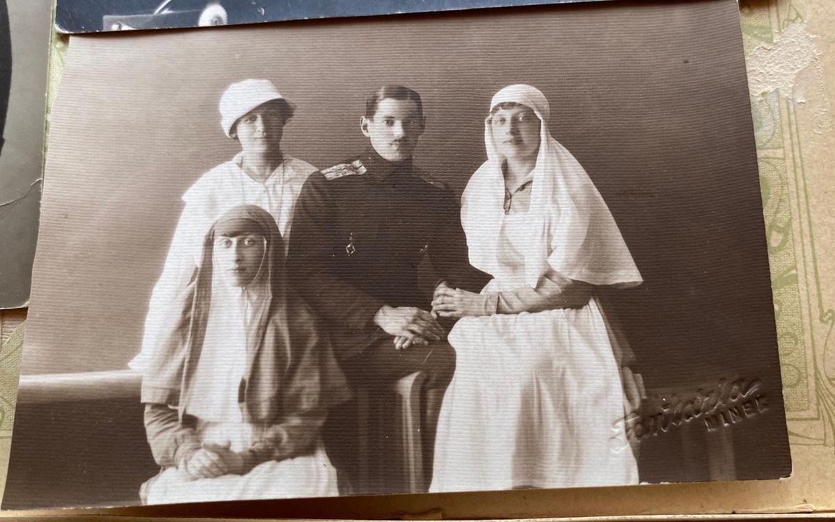 Мама Елены (крайняя справа) в сестринском костюме, её отец и медсёстры. Фото: или личного архива