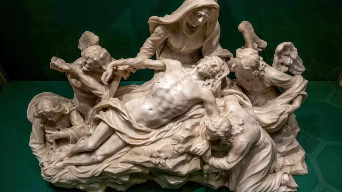 К могиле Петра I после реставрации вернулась «Пьета»