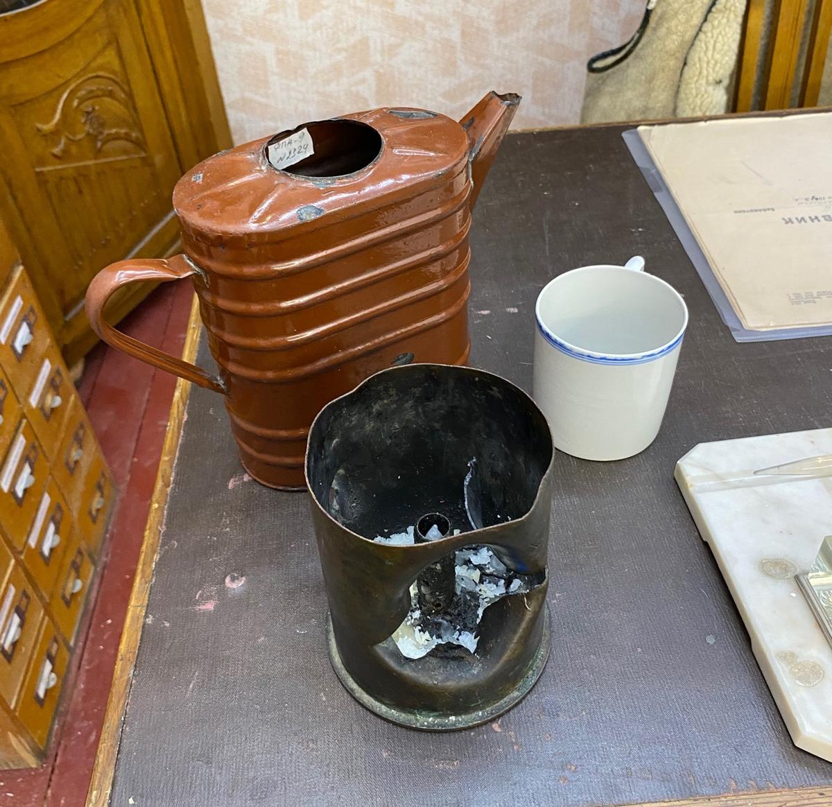 Чайник из части противогаза и коптилка из остатков снаряда. Фото: Елена Скородумова