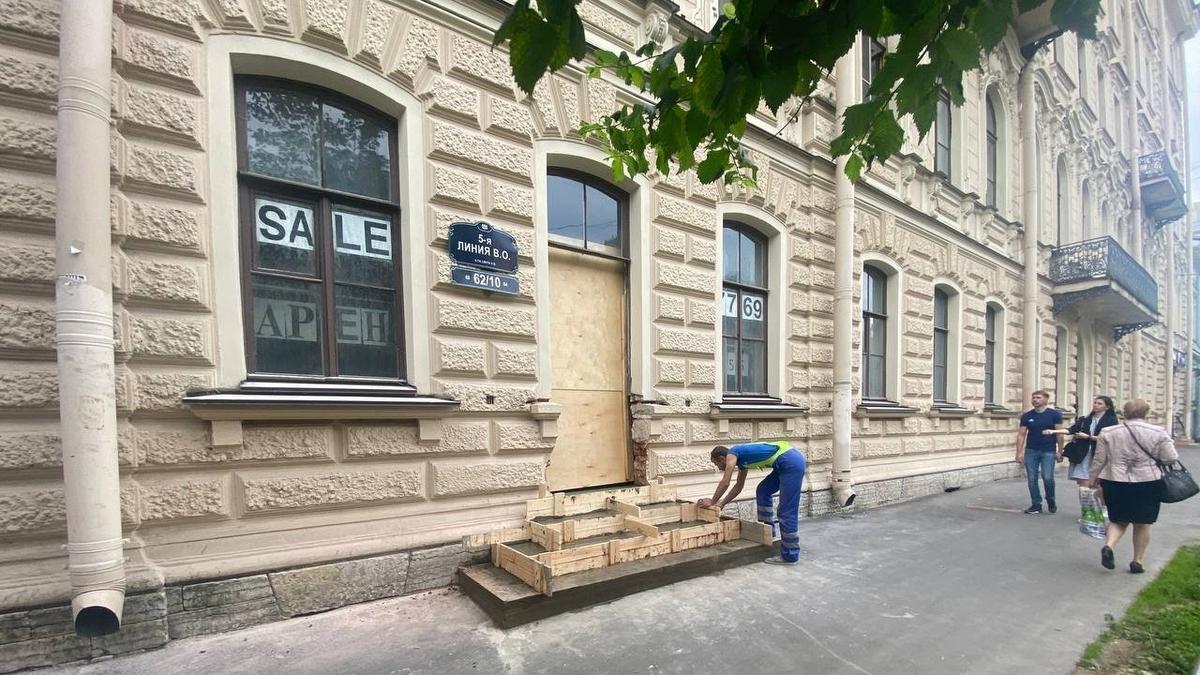 Дверь на месте окна в доме Макаровых прорубили незаконно: КГИОП обратился в  суд — Новости Санкт-Петербурга › МР7.ру