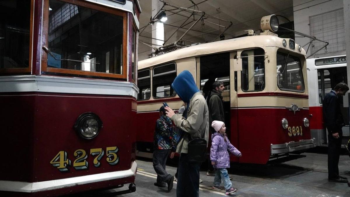 На 118-летие петербургского трамвая в ГЭТ проходит выставка современных и ретро-вагонов