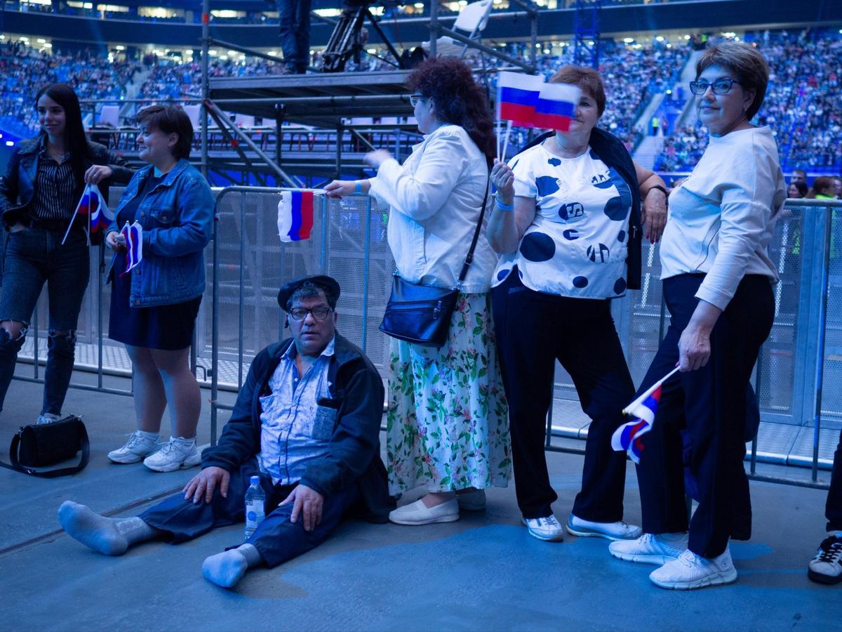 Особо заждавшиеся слушатели предпочли снять ботинки. Фото: Дмитрий Абрамов / MR7
