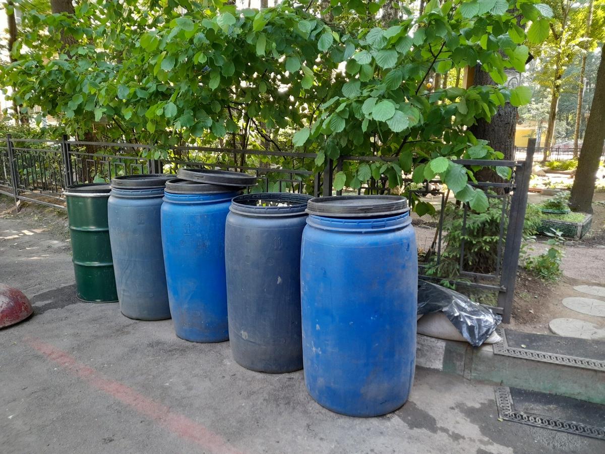 Бочки с водой, купленной при поддержке петербуржцев. Фото: Анна Мотовилова / MR7