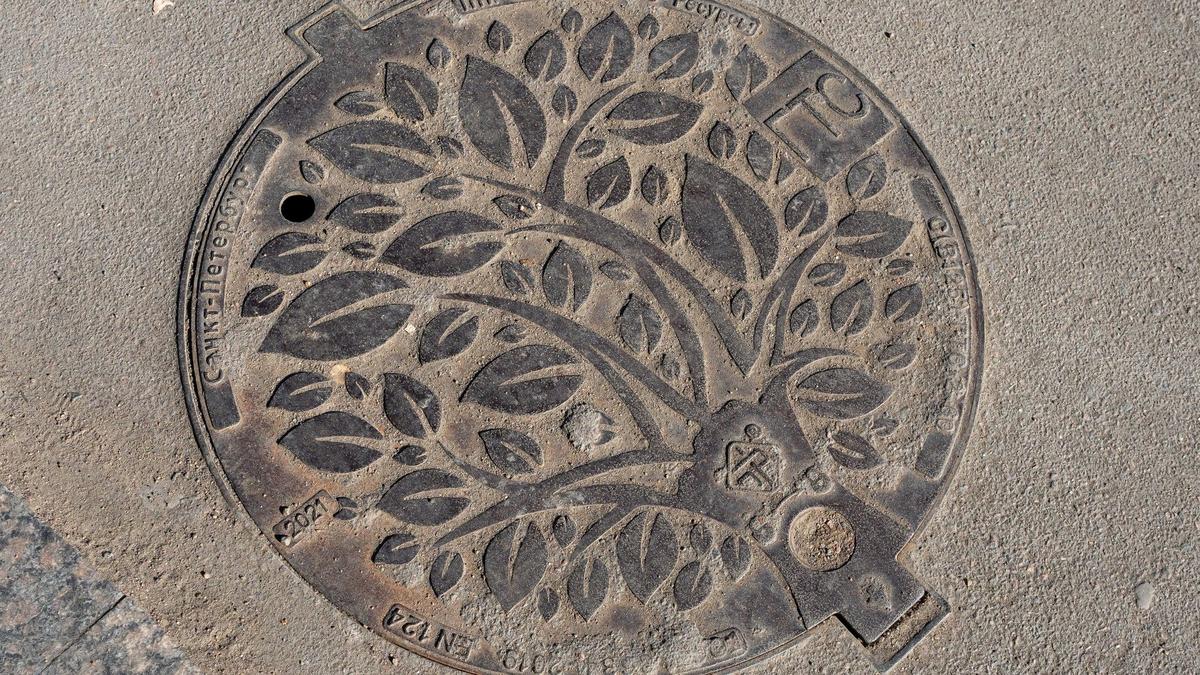 Калининский район стал лидером по числу краж крышек от люков: воровали в одном и том же месте