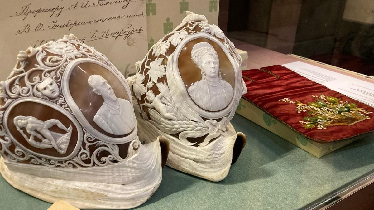 «Подарки во все времена»: в музее Кирова показали, что дарили в XIX–XX веках