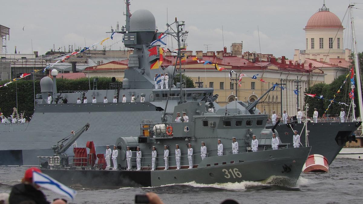 Жители Кронштадта могут оформить пропуск домой на время военно-морского парада в МФЦ