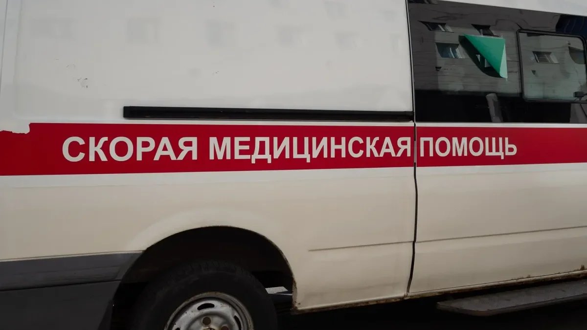 Петербурженку госпитализировали после падения из-за резкого торможения троллейбуса