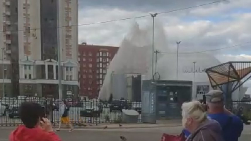 В Озерках из-под земли забил фонтан высотой в десять этажей