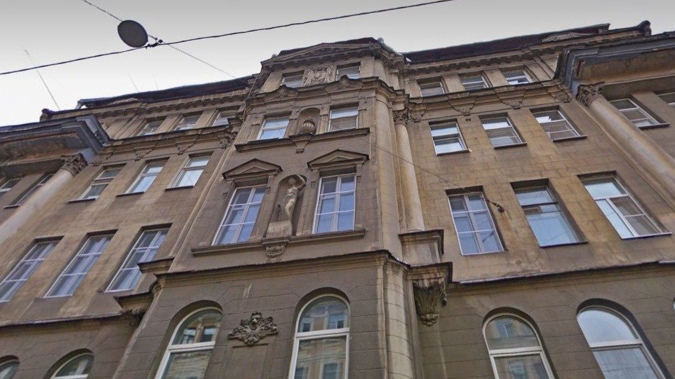 Прокуратура требует снять кондиционер с фасада исторического здания на Верейской улице