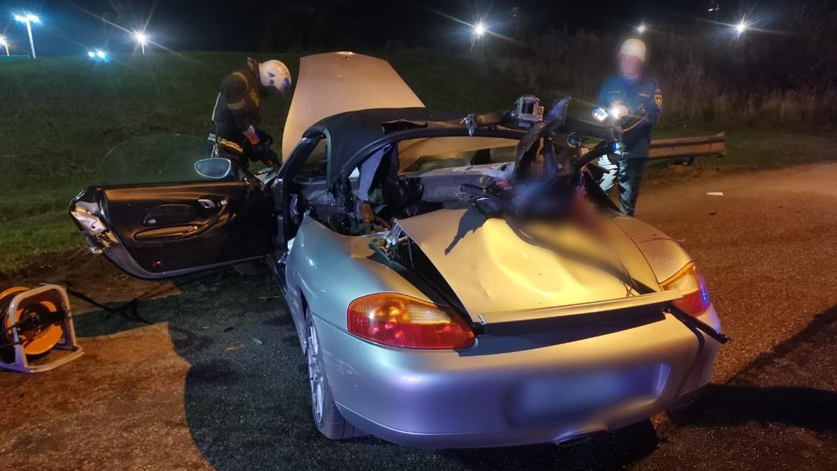 Водитель Porsche погиб, врезавшись в ограждение на Выборгском шоссе