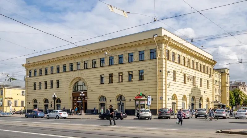 Суд обязал «Метрострой» убрать кондиционеры и антенны с фасада «Пушкинской»