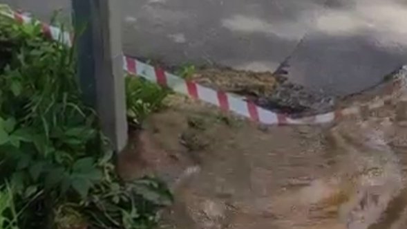 «Потёкший столб» заметили на пересечении улицы Академика Лихачёва и Институтского проспекта