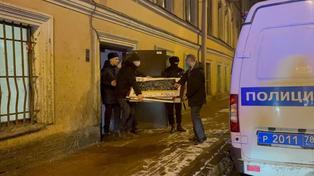 Полиция не нашла того, кто «минировал» выставку плакатов Елены Осиповой