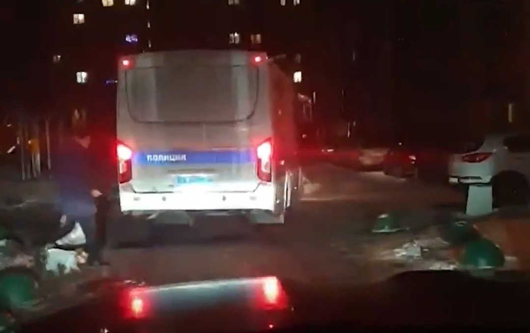 Автобус полиции у дома на Областной, 1. Скриншот видео очевидцев из чата «Кудрово. Областная, 1»