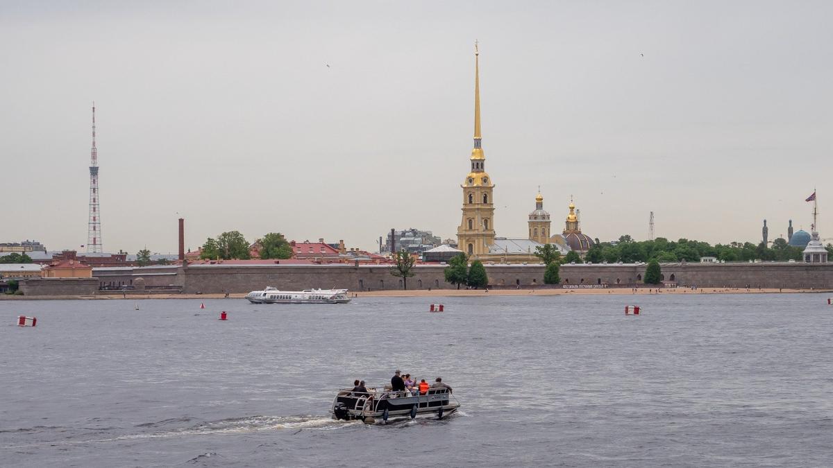 Жара и кратковременные дожди ожидают Петербург в первый день лета