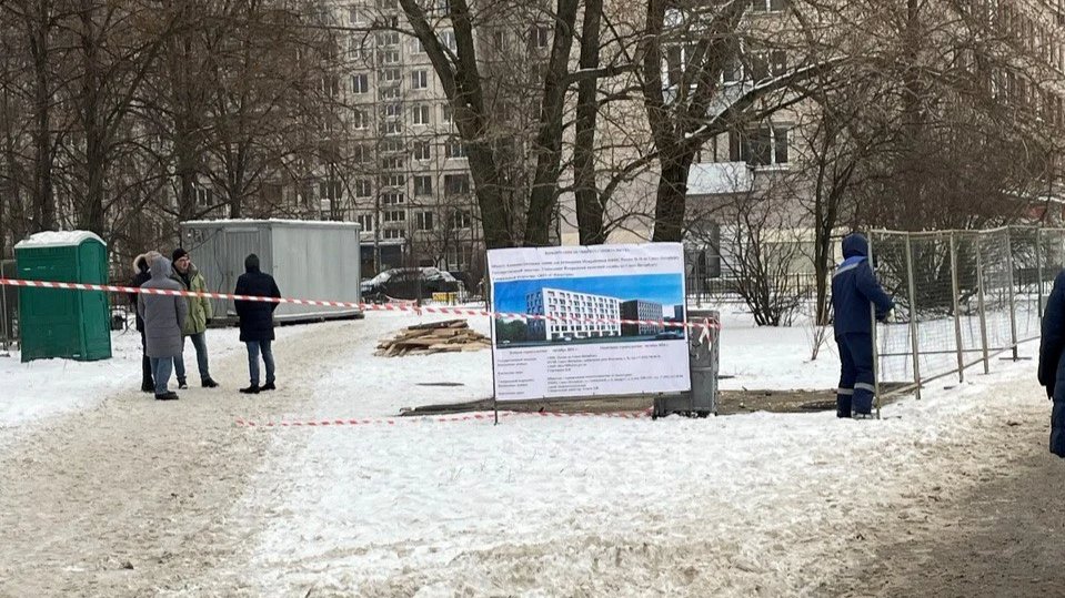 После жалоб горожан строительство здания ФНС на проспекте Науки приостановили