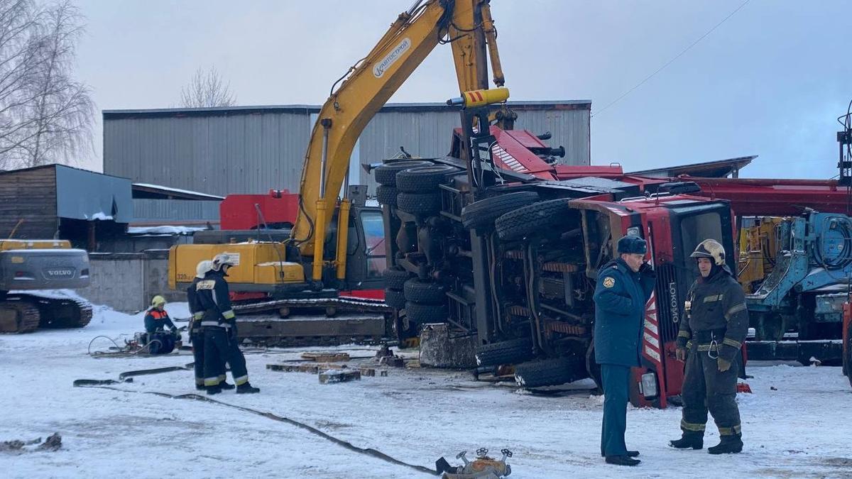 Двое пострадали при падении крана в Уманском переулке