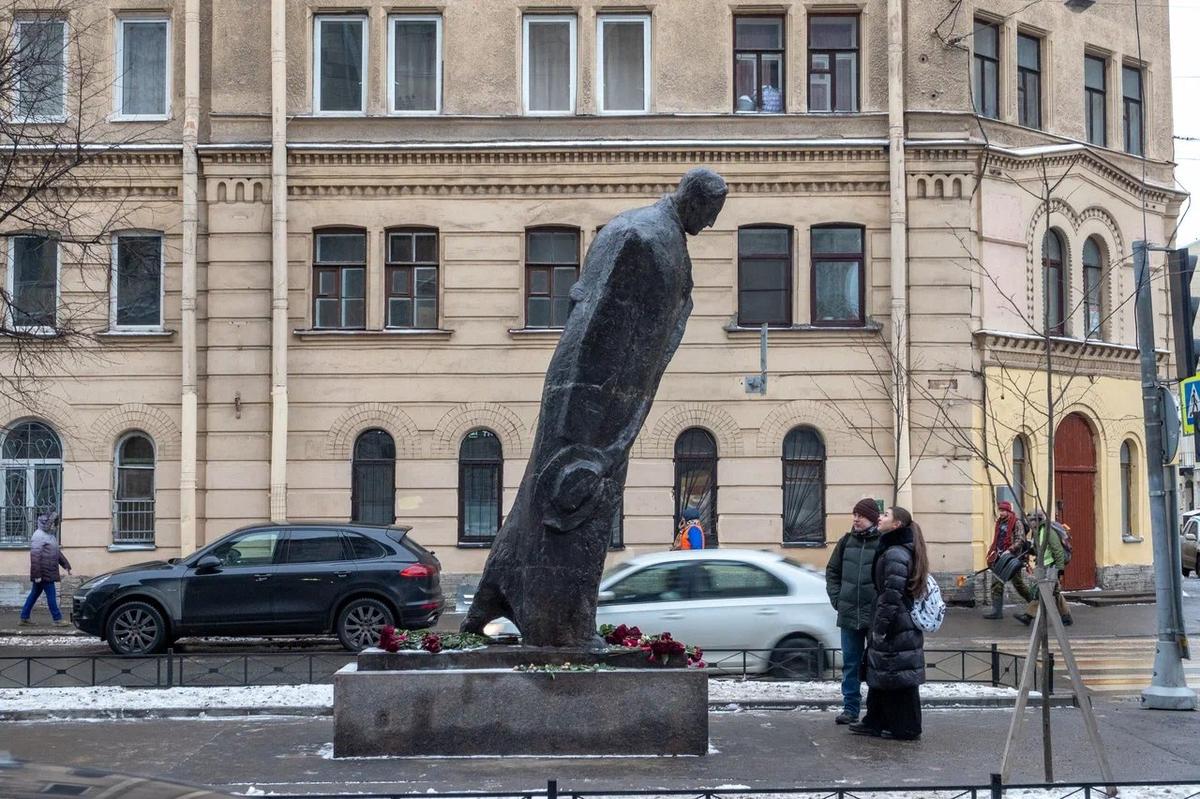 Памятник Блоку на улице Декабристов. Фото: Олег Золото / MR7