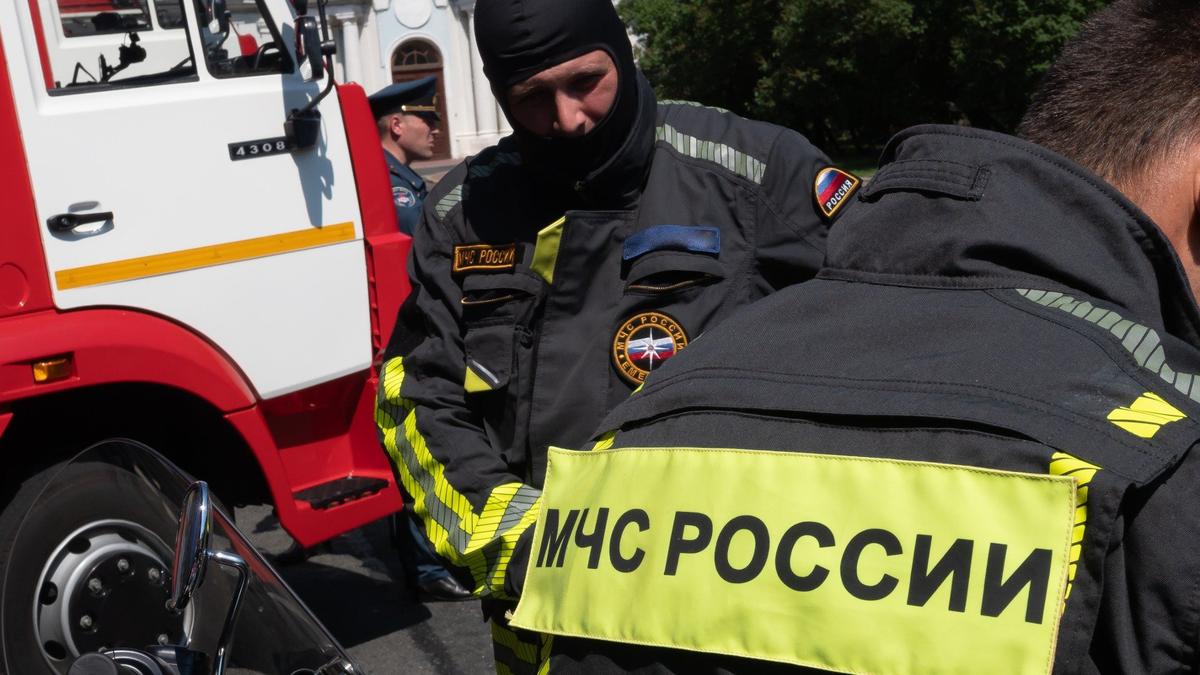 Строительные леса рухнули на спортплощадку на Бронницкой улице в Петербурге