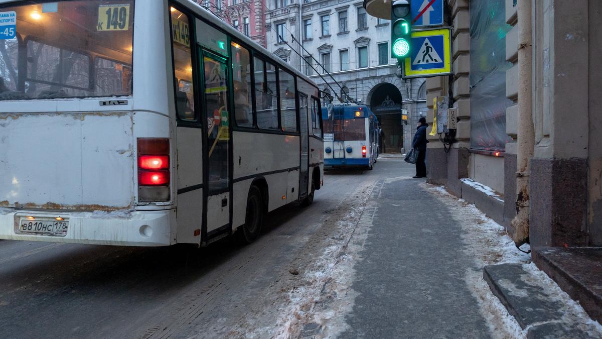 Маршруты автобусов и трамваев изменили из-за ремонта на площади Репина