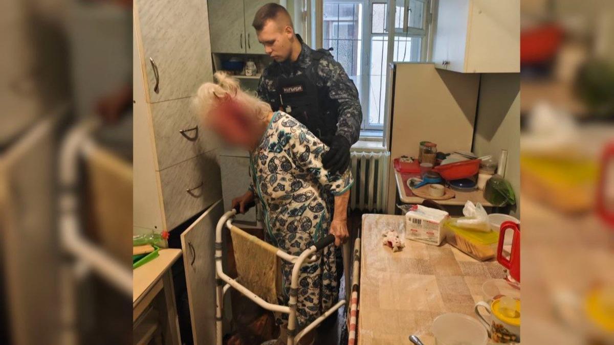 Одинокой пенсионерке помогали росгвардейцы и спасатели, вскрывшие дверь квартиры