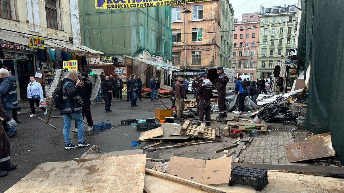 Апраксин двор освободили от 14 незаконных торговых точек