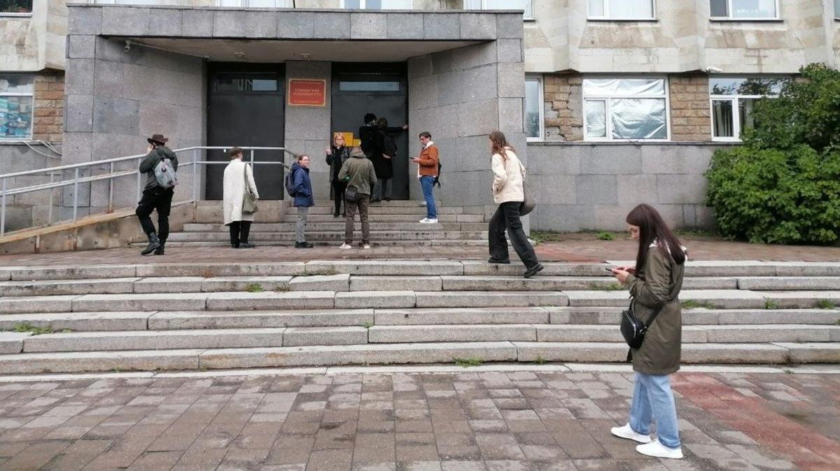 Слушатели и журналисты у здания Приморского районного суда. Фото: МР7